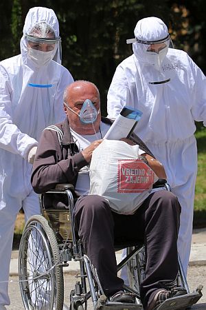 HUMANITARNA KATASTROFA U SRBIJI: Zemlja na respiratoru i suzavcu