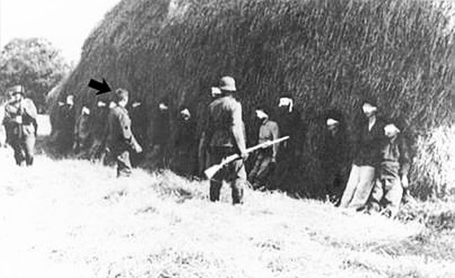 Fotografija strijeljanja partizana iz 20. srpnja 1941. godine. Vjeruje se da se na njoj nalazi Joseph Shultz, vojnik bez šljema na glavi, ali oko toga postoje prijepori (FOTO: Wikipedia)