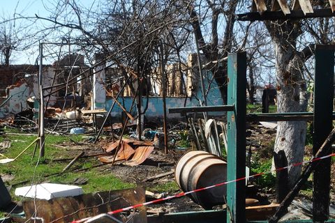 Iza uništenih kuća, uništena su i dvorišta, kao ovo u obližnjem selu Andrijivka
