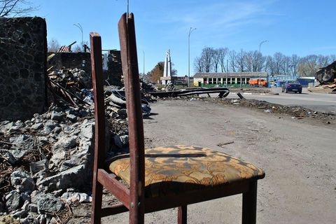 Stolica na ulici u kojoj nije ostao kamen na kamenu
