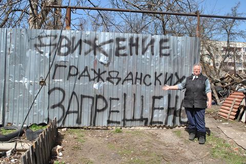 "Civilima zabranjen prolaz" - poruka ruskih vojnika na kapiji stambene zgrade