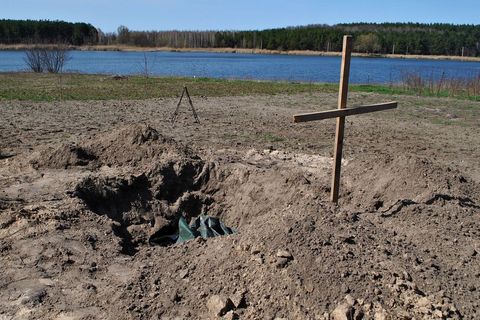 Grob majke i sina u obližnjem selu koje su ubili ruski vojnici