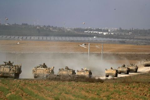 Izraelske obrambene snage gomilaju tenkove uz sami zid Gaze (FOTO: HINA/EPA/Atef Safadi)