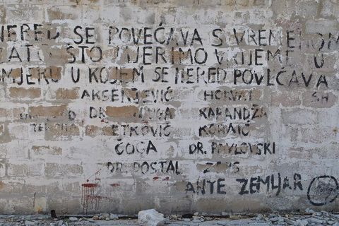 Jedna od poruka na golootočkim zidovima