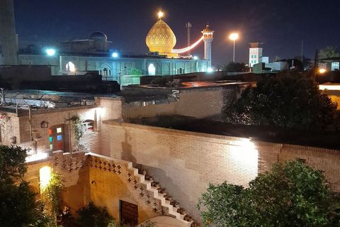 Pogled s krova hotela u Širazu na mauzolej Sayyid Ala'ed-Din Husayn