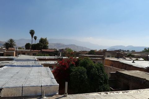 Pogled preko krovova na skrivene unutarnje vrtove Širaza