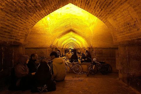 Isfahan, most Hadžu u kojem se okupljaju skupine građana i pjevaju