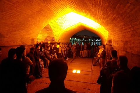 Običaj pjevanja u mostu Hadžu u Isfahanu