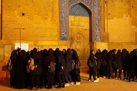 Iranske učenice u posjeti Sabornoj džamiji u Isfahanu