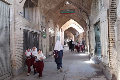 Školarci na putu do škole u Isfahanu