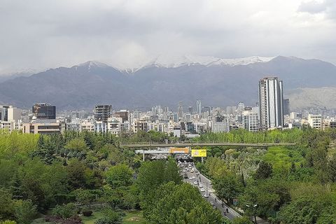 Pogled s Tabiat mosta na planine iznad Teherana