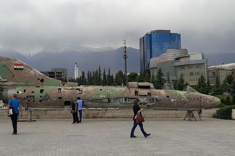 Irački avion ispred muzeja svete obrane u Teheranu