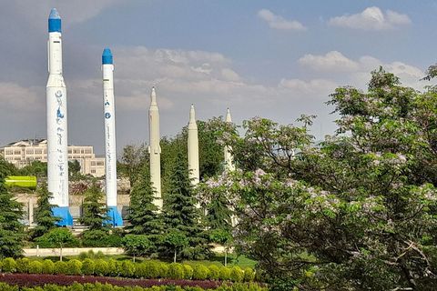 Teheran, rakete u parku kod muzeja svete obrane
