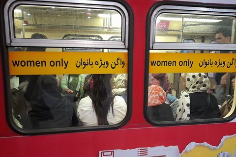 Metro u Teheranu koji je odvojen na ženski i muški dio
