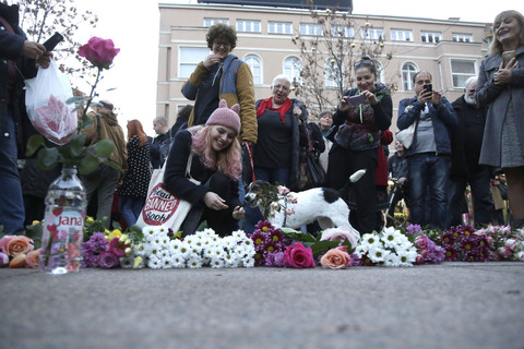Građani Zagreba odazvali su se na prosvjed te nasred trga koji se zove Cvjetnim zbog cvjećara koji su tu već desetljećima, položili na stotine cvjetova