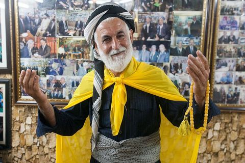 Muškarac izražava "sreću životom" u jednoj od najstarijih i najpopularnijih čajdžinica u Erbilu