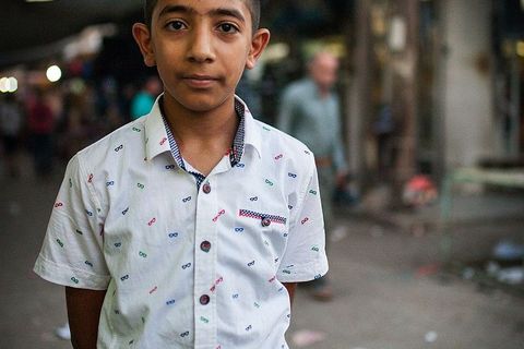 Dječak nam pozira na ulicama Qamishlija