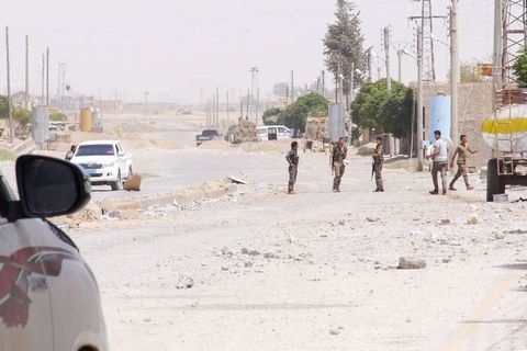 Patrola na ulicama Rake, u lovu na dezertere iz redova ISIS-a koji prerušeni u civile i civilke pokušavaju pobjeći iz obruča
