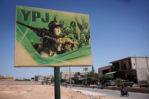 Poster koji slavi pripadnice YPJ-a i posredno time emancipaciju žena koja je veliki dio političkih ciljeva kurdskih partija okupljenih oko PKK