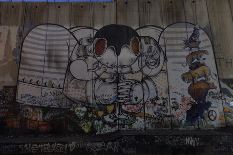 Pacifistički grafiti na Izraelskoj sigurnosnoj ogradi u Betlehemu, 650 kilometara dugačkoj barijeri koju je Skupština UN-a proglasila u suprotnosti s međunarodnim pravom jer zadire u palestinski teritorij