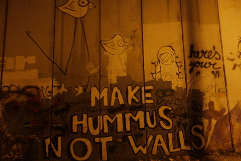 Make hummus not walls – grafit na Izraelskoj sigurnosnoj ogradi u Betlehemu